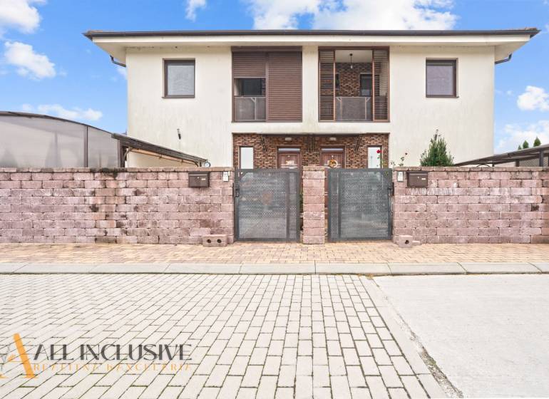 Dvojpodlažní dům s cihlovým plotem v Gabčíkovu, vhodný pro 3pokojový byt.