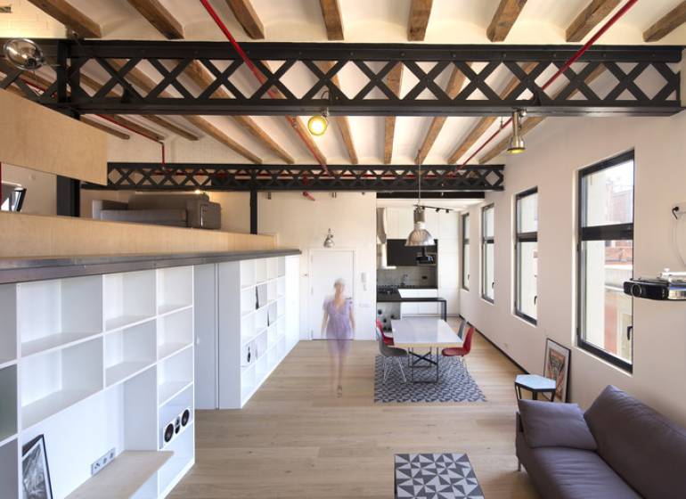 Prostorný interiér s podlahou s dřevěným dekorem a otevřenými regály ve skladech a halách.