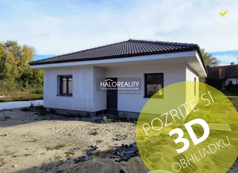 Rodinný dům v Bellově Vsi s jednoduchou fasádou a šikmou střechou.