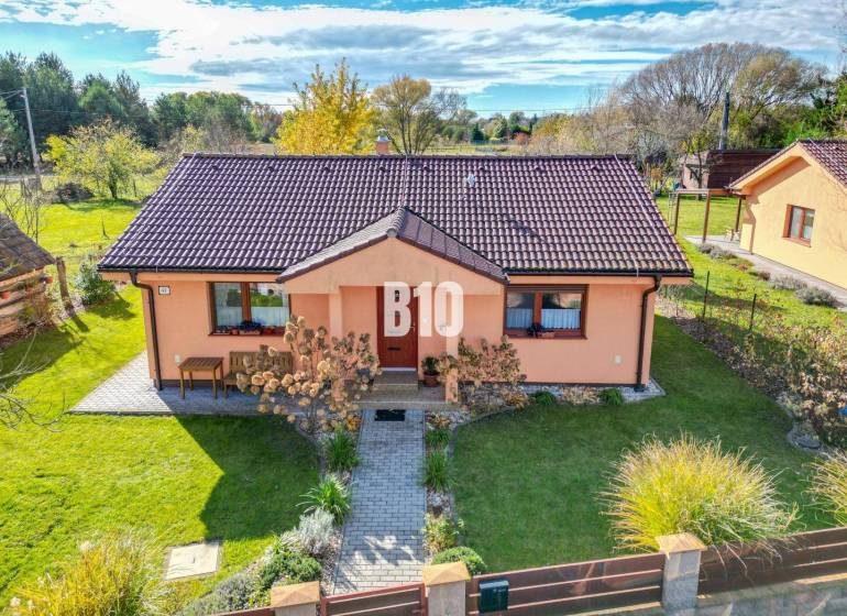 Rodinný dům v Bílkovej Humencích s upravenou zahradou a terakotovou fasádou.