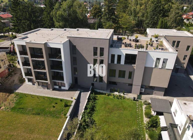 Bytový komplex na ulici M. R. Štefánika v Rajeckých Teplicích obklopený zelení.