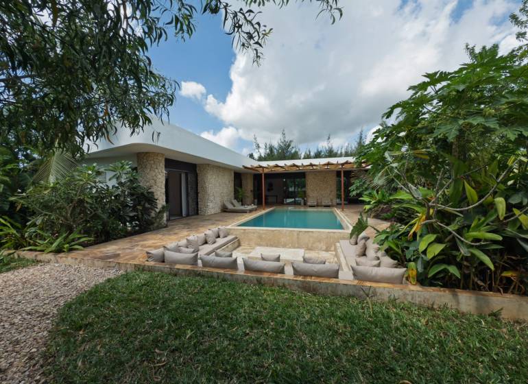 Dům s bazénem obklopený zelení na ulici Paje v regionu Unguja South.