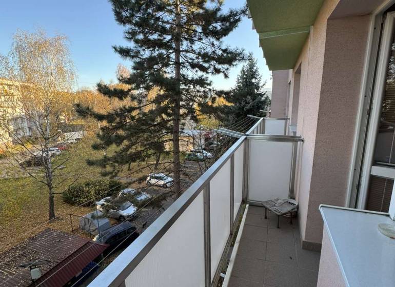 Balkon 3pokojového bytu na Vajanského ulici v Šahách s výhledem na zeleň.