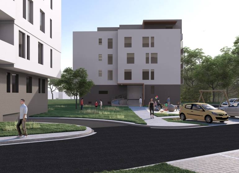 Budova v Galantě, okolí s lidmi, auty a hřištěm, nabídka 2-pokojového bytu.