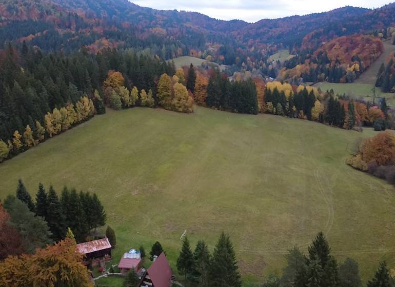 Investiční pozemek na Rekreačních pozemcích v Čertově, Lazy pod Makytou obklopený lesy.