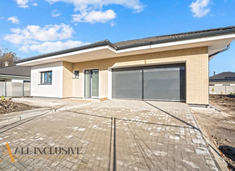 Rodinný dům na ulici Florida Villa Park v Dunajské Stredě s velkou dvojgaráží.