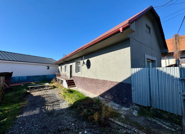 Rodinný dům na Varovecké v Družstevné pri Hornádu s dvorem a drobnou stavbou.