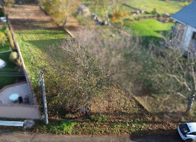 Pozemek na bydlení v Dolní Krupé na M.H. Chvotekové obklopený zelení a stromy.