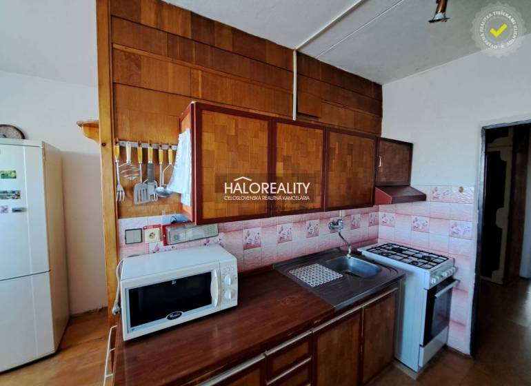 Obývací pokoj v 3pokojovém bytě s pohovkami, podlahou s dřevěným dekorem a velkými okny.