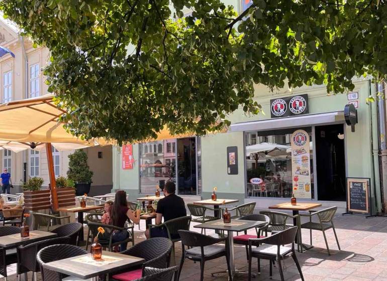 Terasa restaurace pod stromy na Hlavní 74 v Košicích - městská část Staré Město.