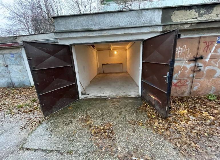 Otevřené garáže na ulici Priekopy v Bratislavě - Ružinov, obklopené podzimním listím.