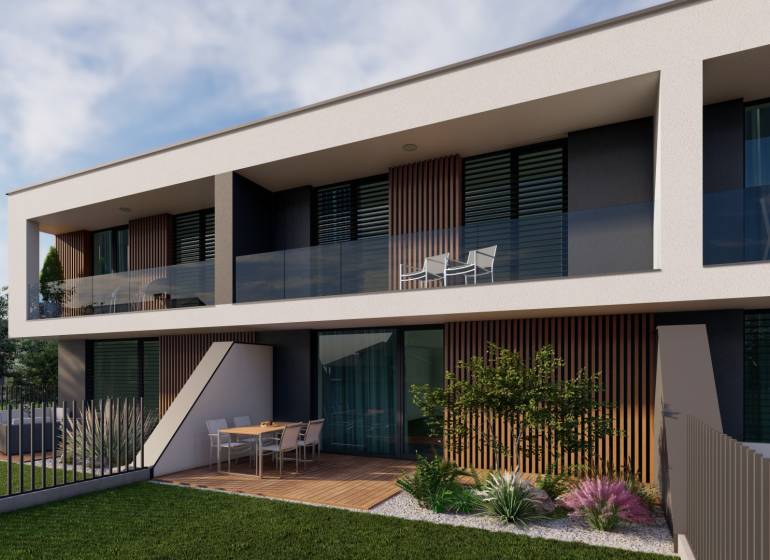 Rodinný dům v Piešťanech se zaskleným balkonem a terasou v zelené zahradě.