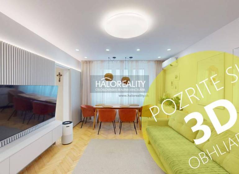 Obývací pokoj v 3-pokojovém bytě s televizí, pohovkou a dřevěným dekorem podlahy.