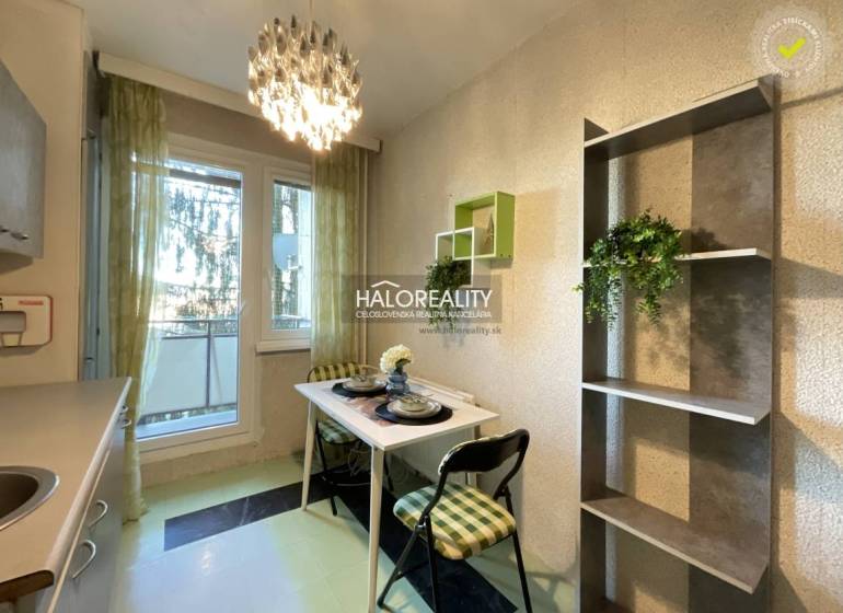 Jídelní kout s malým stolem a židlemi v 3-pokojovém bytě.