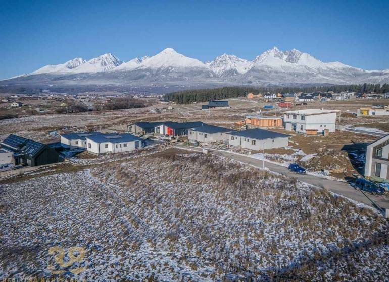 Sněhem pokryté pozemky na bydlení v Mlynici s panoramatickým výhledem na hory.