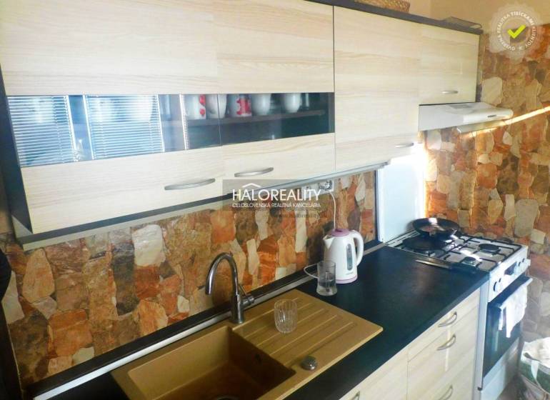 Pokoj v 2-pokojovém bytě s podlahou s dřevěným dekorem, televizorem a vestavěnými skříněmi.