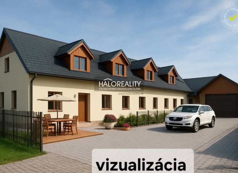 Rodinný dům v Tibavě s terasou, autem před garáží a zahradním nábytkem.