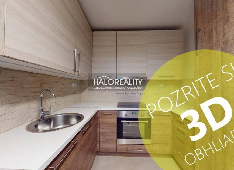 Kuchyně v 2-pokojovém bytě s podlahou s dřevěným dekorem a vestavěnými skříňkami.