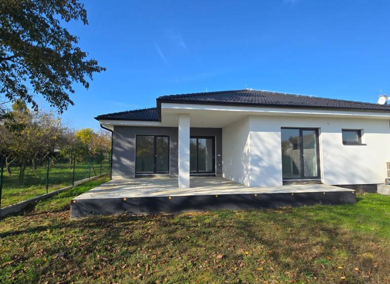 Rodinný dům v Piešťanech s terasou a zelenou zahradou.