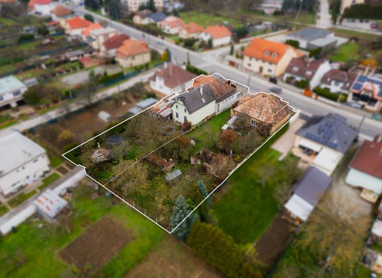 Rodinný dům na Partizánské ulici v Bánovcích nad Bebravou s velkým pozemkem.