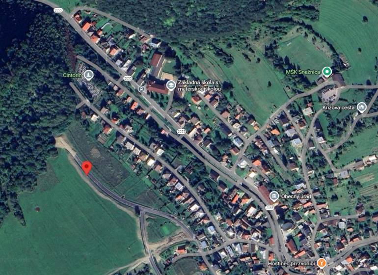 Letecká mapa Developerských pozemků ve Snežnici, obklopená zelení a sousedící zástavbou.