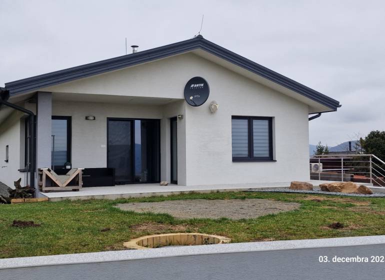 Rodinný dům na Kopaninové ulici v Sokolí s předzahrádkou a terasou.