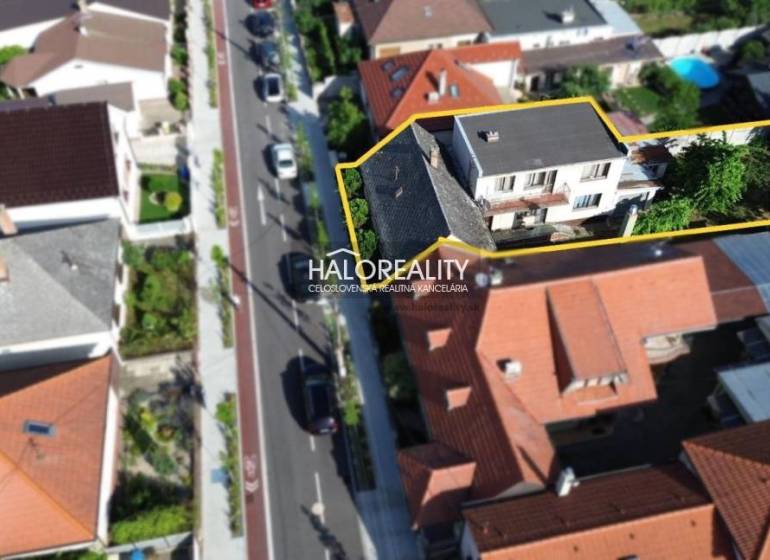 Letecký pohled na rodinný dům v Malackách s okolními zahradami.