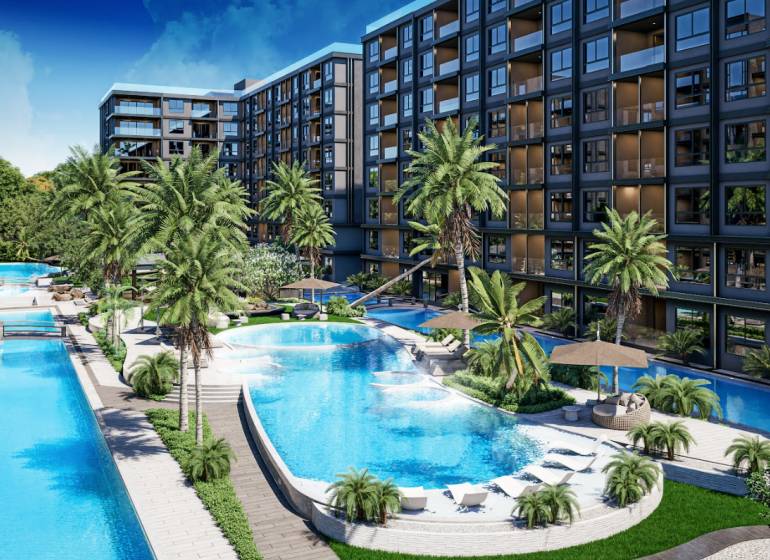 Výstavba bytů v Pattayi s bazény, palmami a moderní architekturou v tropickém prostředí.