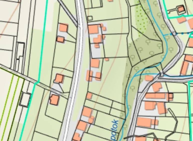 Mapa pozemků na bydlení v Horním Vadičově, včetně Vodického potoka a přístupových cest.