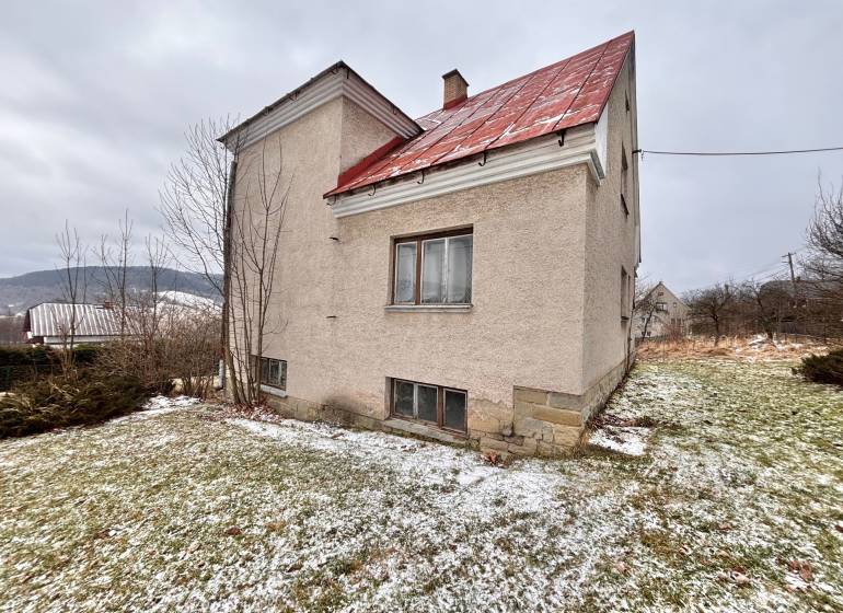 Rodinný dům na Polaně ve Skalitom, obklopený zimní krajinou s jemným sněhem.