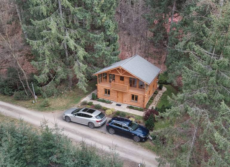 Chata v lesním prostředí na ulici Krpáčovo v Krpáčově obklopená stromy a přírodou.