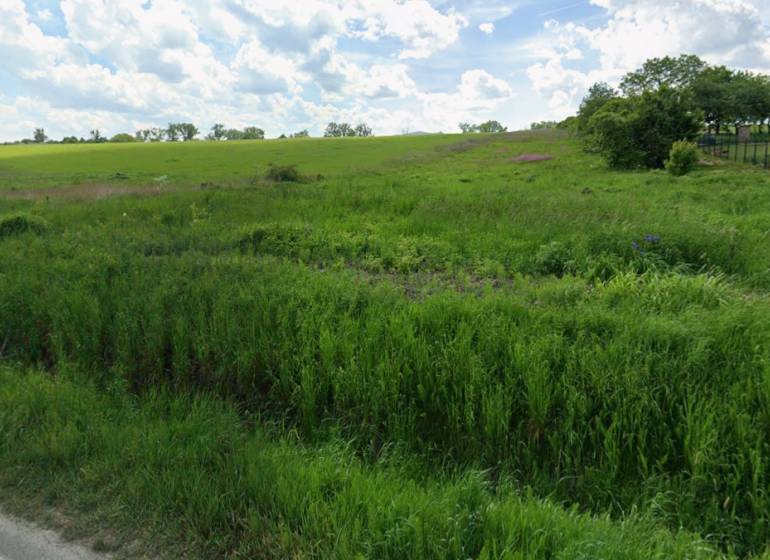 Pozemek na bydlení v Lomnické, Vranov nad Topľou, s travnatou plochou a kopcovitou krajinou.