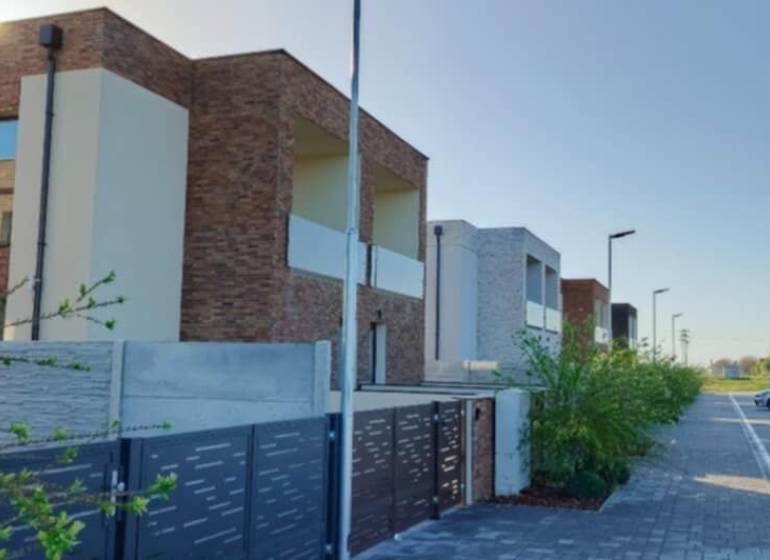 Moderní bytové domy v Diakovcích se soukromým parkovištěm a upravenou zelení.