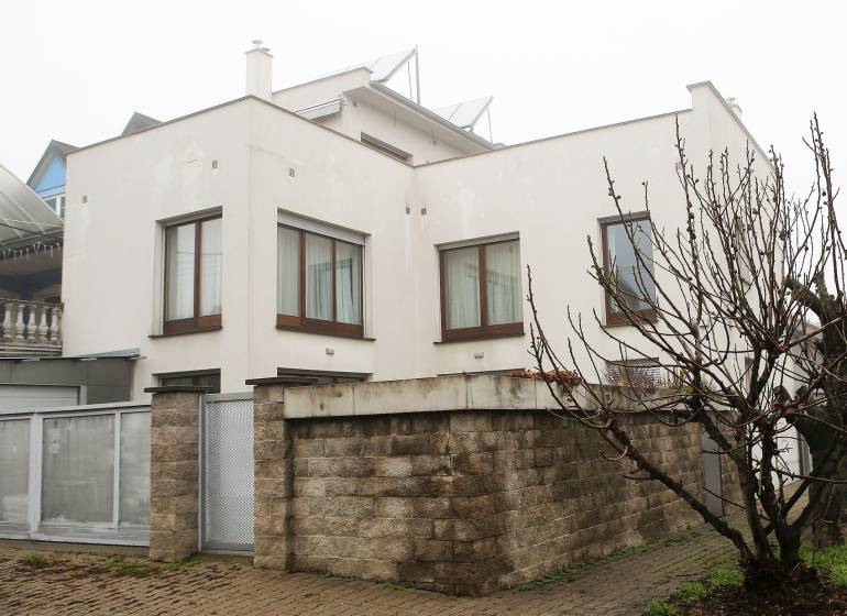 Rodinný dům na Súľovské ulici, Bratislava - Ružinov s příjezdovou cestou a plotem z cihel.