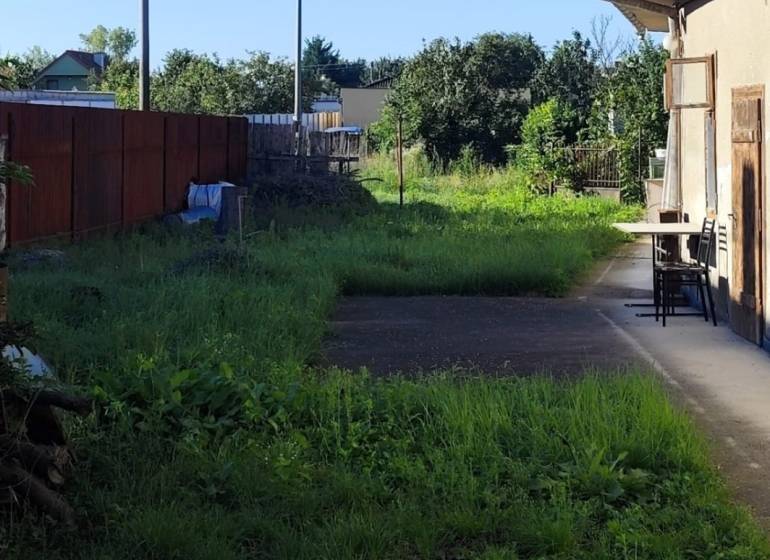 Dvůr v Řeči vhodný k bydlení, pozemky jsou ohraničeny plotem a zelenými keři.