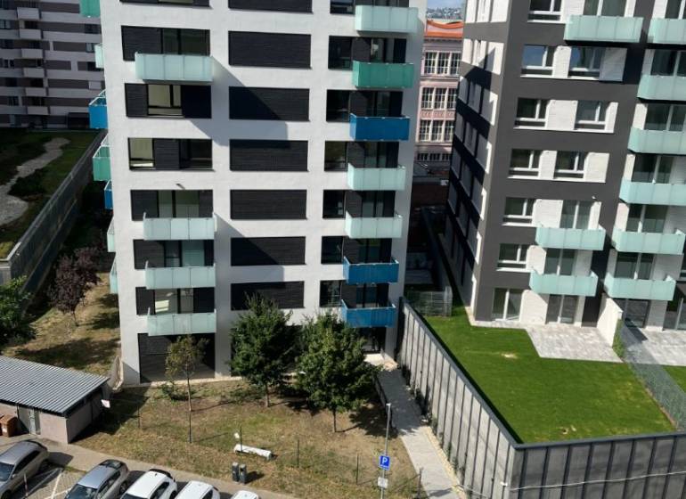 Pohled na moderní bytové domy se zaparkovanými auty na ulici Jégého, Bratislava - Nivy.