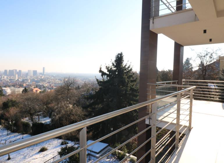 Výhled na Bratislavu z terasy nad Broskyňovou ulicí.