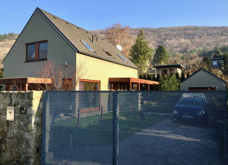 Rodinný dům na Kremelské ulici v Bratislavě - Devíně, obklopený zahradou a vrchy.