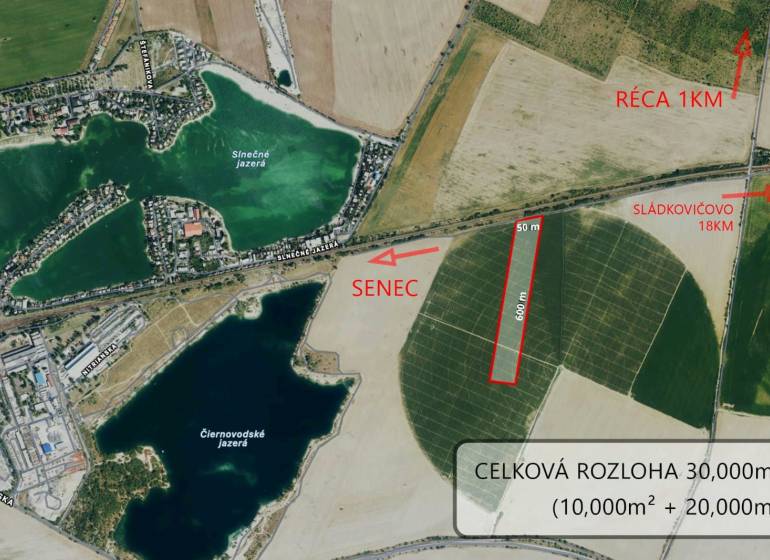 Letecký pohled na zemědělské a lesní pozemky v Senci blízko Senecké, u jezer.