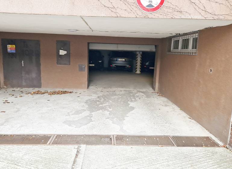 Vjezd do garáží na ulici Gajova v Bratislavě - Starém Městě, s parkujícími auty.