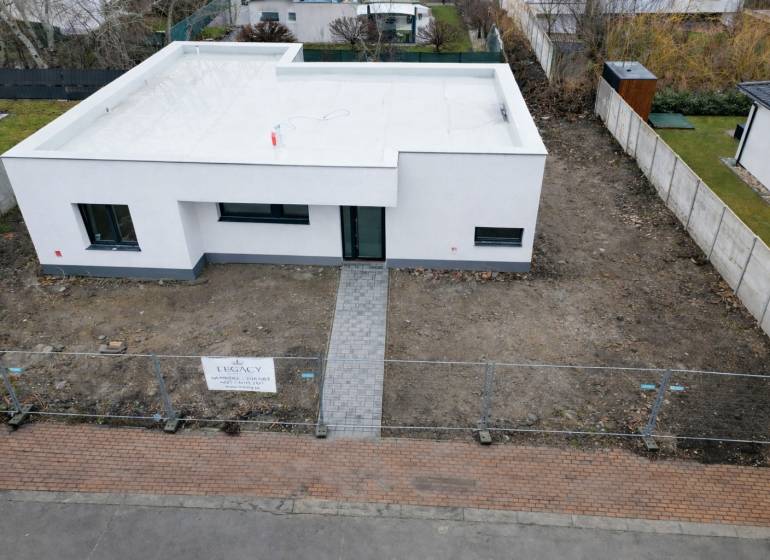 Rodinný dům na ulici Sokolia v Chorvatském Grobu, obklopený zahradou a plotem.