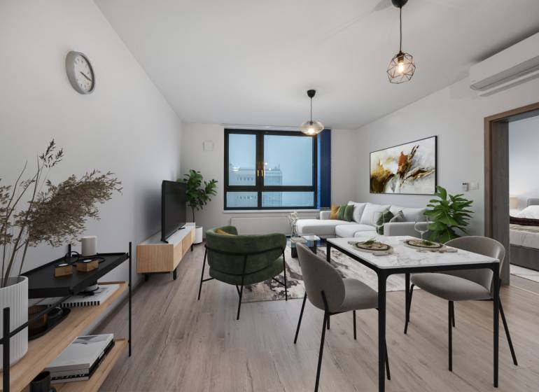 Obývací pokoj s pohovkou a jídelním stolem v 2-pokojovém bytě, podlaha s dřevěným dekorem.