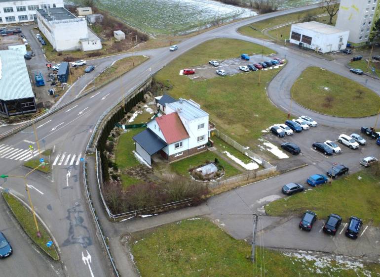 Rodinný dům na ulici SNP v Považské Bystrici s přilehlým parkovištěm.