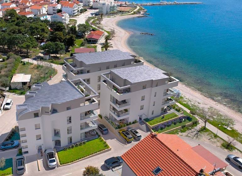 Rekreační apartmán v Pagu u pláže, s výhledem na moře a okolní krajinu.