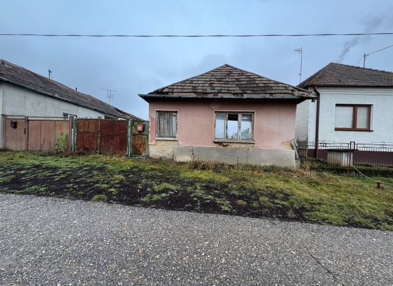 Rodinný dům v Dubníku na ulici Dubník nabízí pozemky pro bydlení.