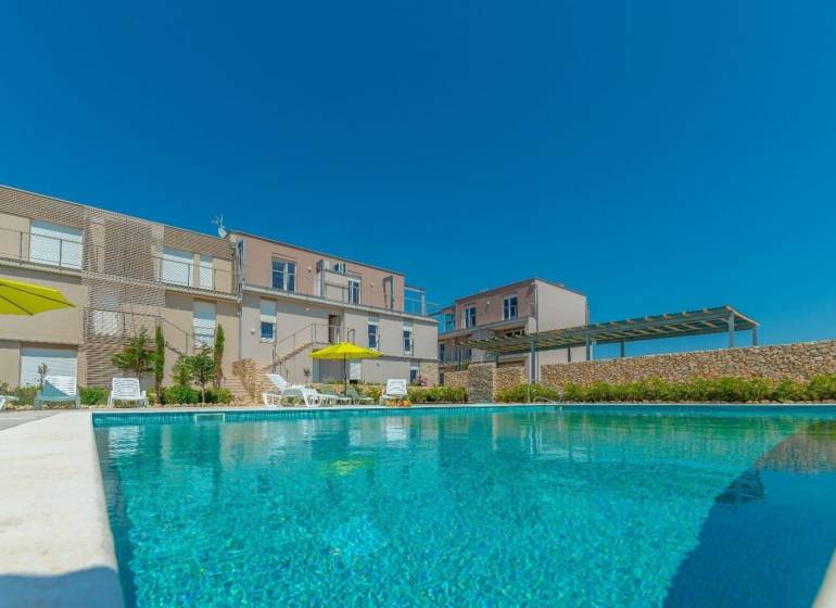 Rekreační apartmán v Povljana s bazénem a lehátky na ulici Povljana.