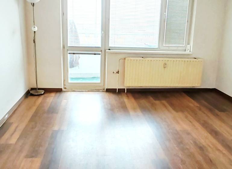 Podlaha s dřevěným dekorem a lustr v 3-pokojovém bytě.