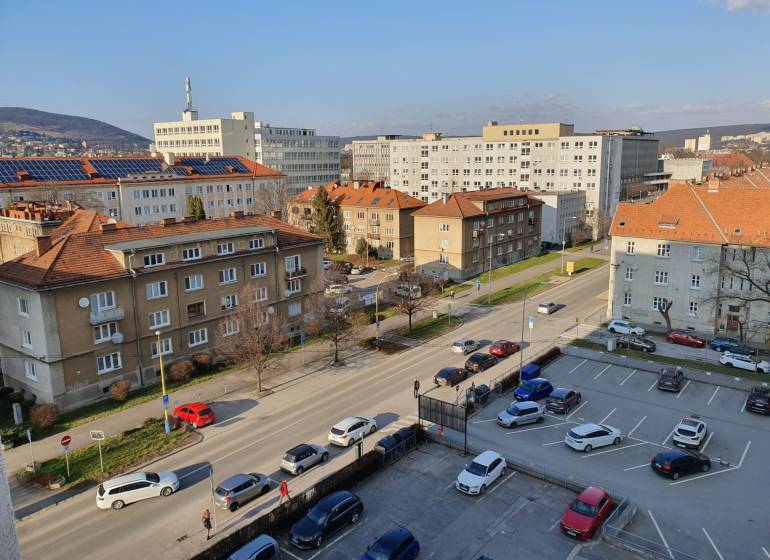 Ulice s budovami a zaparkovanými auty v Košicích, městská část Sever, Letná.