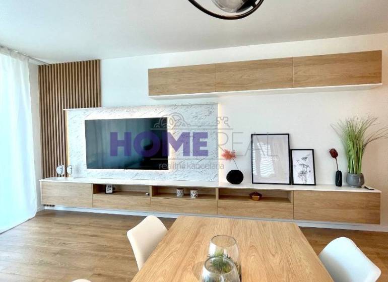 Světlý obývací pokoj ve 3-pokojovém bytě s podlahou s dřevěným dekorem a moderním liniovým osvětlením.