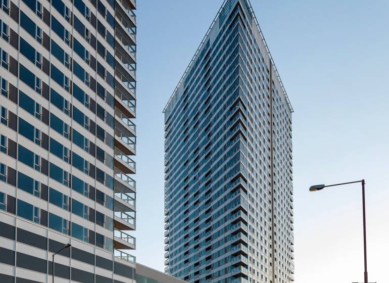 Moderní výškové budovy v Bratislavě - Starém Městě na Landererově ulici, u garáží.